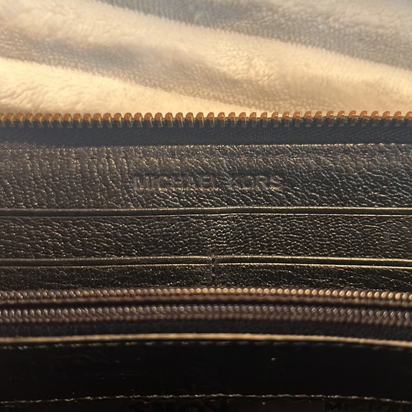 Michael Kors Wallet Black Leather & Gold Metal - Picture 8 of 11